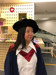 Dr. Kaman K.M. Tsang 身穿學術袍的個人肖像